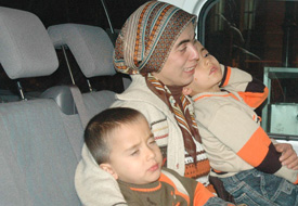 Eşini iki çocuğuyla otomobilden atmış