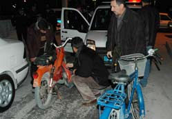 Çaldığı motoru alanları yaklattı