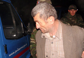 Yeni doğan torununu dereye attı