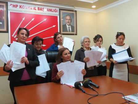 CHP’li kadınlar “Andımızın Kaldırılmasın İmza Kampanyası” düzenledi