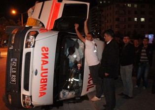 Hasta taşıyan ambulans cip ile çarpışıp devrildi