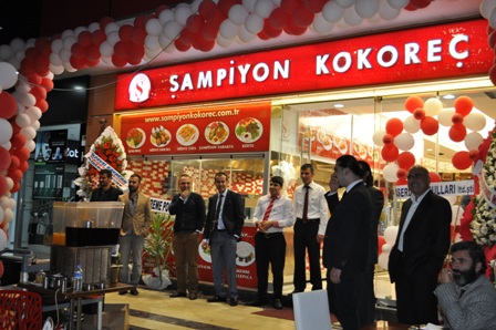 Şampiyon Kokoreç birinci yılını kutladı