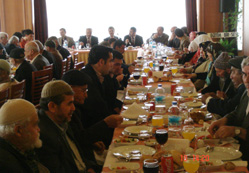 Bera Otel yaşlıları yalnız bırakmadı
