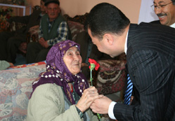 Özdoğan yaşlıları ziyaret etti