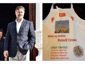 Russell Crowe'a özel ciğerci önlüğü
