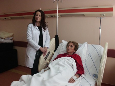 Karın ağrısı şikayetiyle gitti, 12 kilo ur çıktı