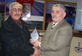 Karyem’de eski yöneticilere plaket