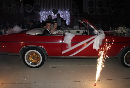 Gelin ve damat salona otomobille girdi