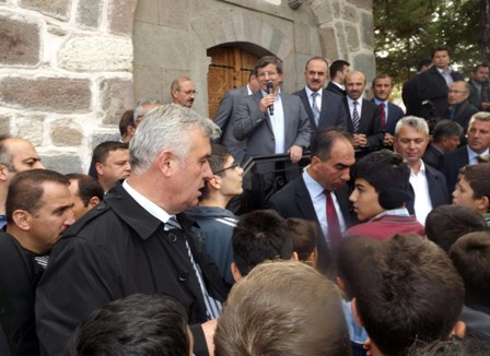 Bakan Davutoğlu Seydişehir’de vatandaşlarla bayramlaştı