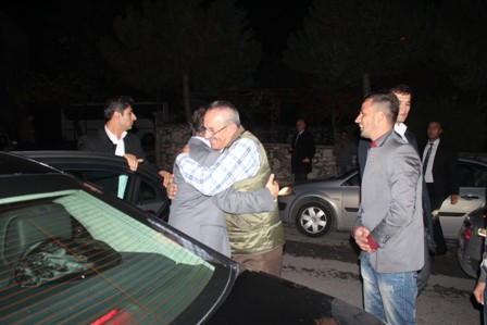 Bakan Davutoğlu, 2 yıl önce verdiği çay içme sözünü tuttu