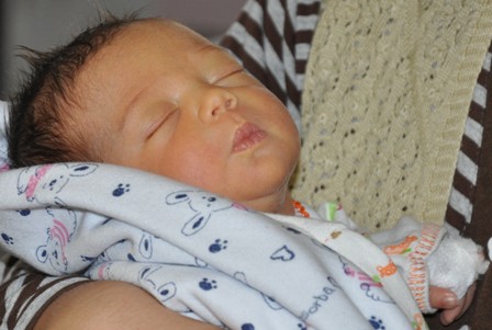 Anne karnındayken kan verilen bebek dünyaya geldi