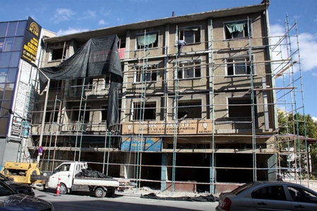 Karatay'da Eski İstanbul Caddesindeki metruk bina yıkılıyor