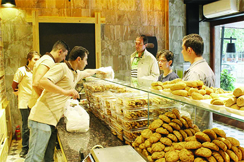 Valide Sultan Unlu Mamuller  yeni yüzüyle beğeni topluyor