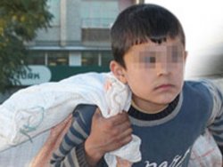 Annesini hayatta tutabilmek için çöp satıyor