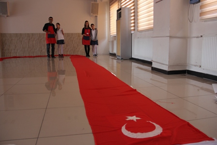 Diltaşlı öğrencilerden dev Türk Bayrağı