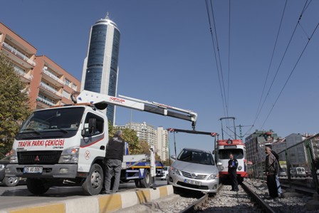 Çarpmamak için tramvay yoluna kaçtı