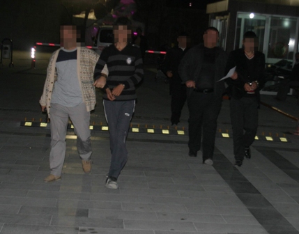 Önce kameraya sonra polise yakalandılar