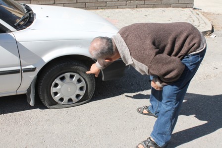 Konya'da park halindeki 20'ye yakın aracın lastikleri kesildi