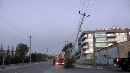 Elektrik direğini kıran sürücü kayıplara karıştı