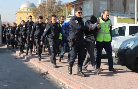 Paraya 'çocuk', polise 'afalar' diyen hırsızlık çetesi adliyeye sevk edildi