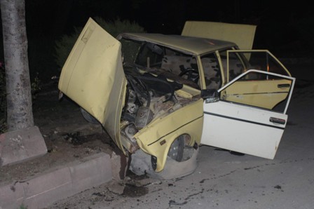 Otomobil önce yayaya, ardından ağaca çarptı: 3 yaralı