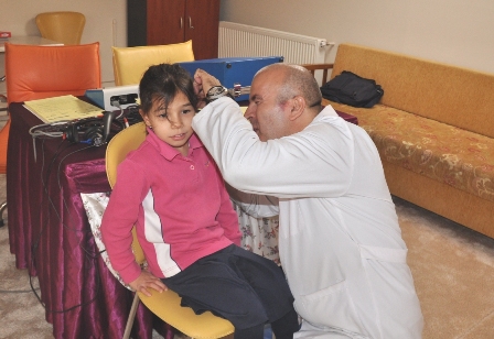 M.Aymaz’lı öğrencilere işitme taraması yapıldı