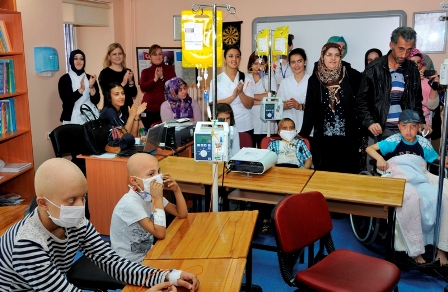 Selçuk Tıp’ta lösemili öğrencilere moral konseri