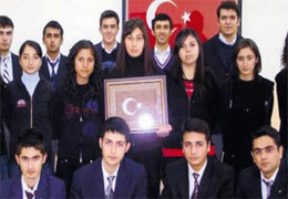 Kandan Bayrak yapanları hırpaladı