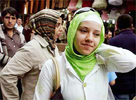 Başörtülüleri nasıl taciz ediyorlar?