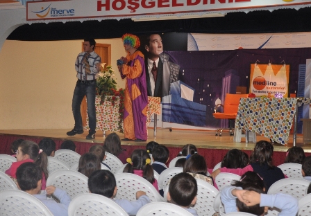 Öğrenciler tiyatro ile  hem eğlendi hem öğrendi