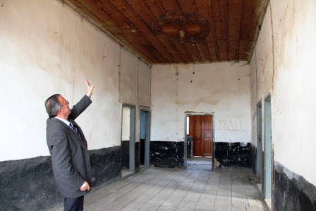 Tarihi Taş Mektep onarılmayı bekliyor