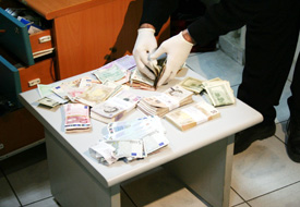 Veznedar zimmetine para geçirmiş