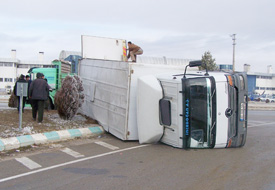 Kamyonetle kamyon çarpıştı: 1 ölü