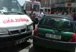 Yaralı taşıyan ambulans kaza yaptı