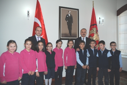 S.Aymaz’lı öğrencilerden Vali Erol’a aşure ikramı