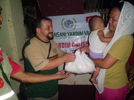 İHH, afetzedelerin yanında