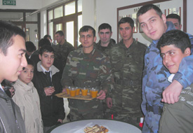 Asker ağabeylerine mektup yazdılar