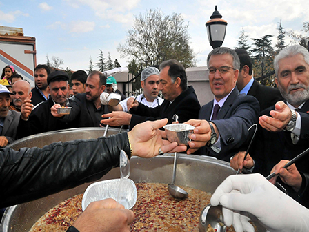 Akşehir Belediyesi’nden aşure ikramı