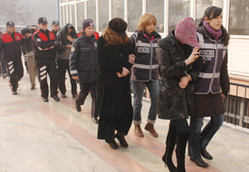 Polis fuhuş çetesini çökertti