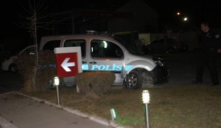 Polis otosuna çarpıp kaçtı