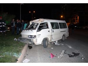 Hastane Yolunda Kaza: 8 Yaralı