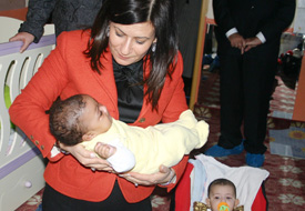 Siyahi bebek evlatlık için bekliyor