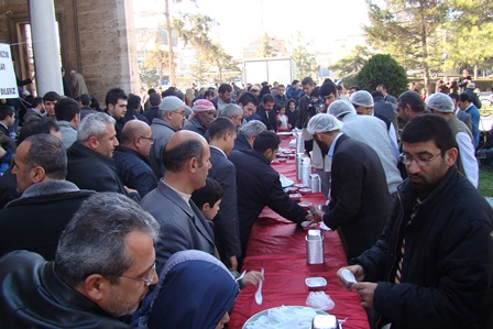 Ribat Eğitim Vakfı 40 bin kişiye aşure dağıttı
