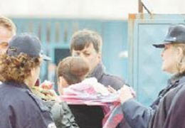 Velilere 'başını aç' baskısı yaptılar