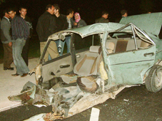 Otomobil, kamyonetle çarpıştı