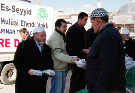 O. Hulusi Efendi Vakfı aşure dağıttı