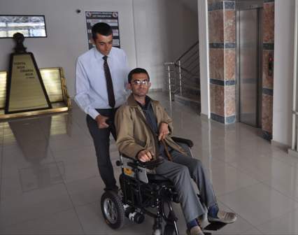Cihanbeyli’de 2 engelliye akülü tekerlekli sandalye