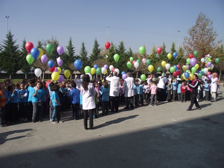 Barış balonları gökyüzüne Gençlik'ten uçtu