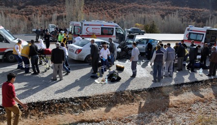 Konya'da İki otomobil Çarpıştı: 8 Yaralı