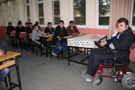 İzzet Öğretmen Engeline Rağmen Mesleğinden Kopmadı